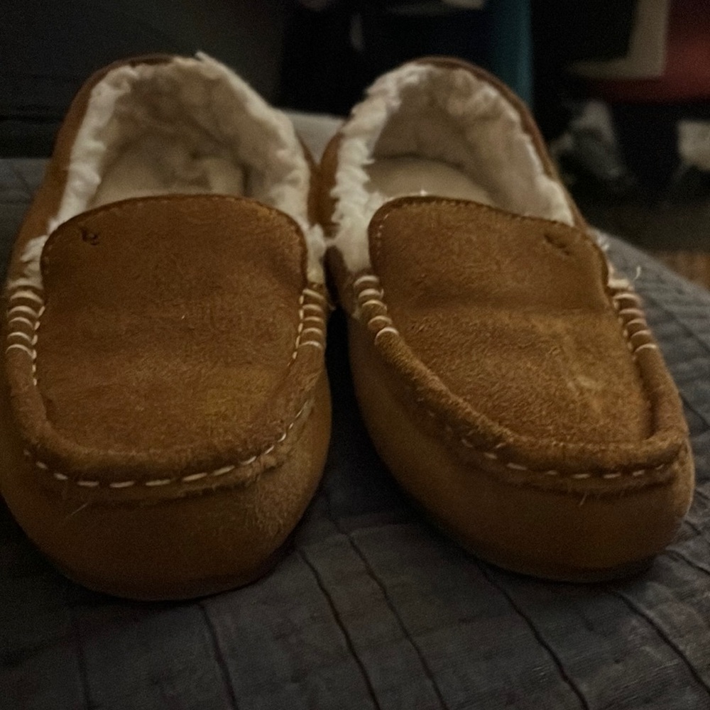 Kookaburra by Ugg size 6 loafer.